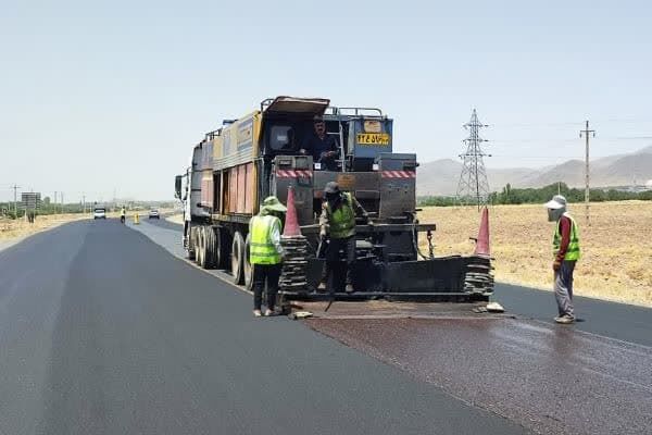 ویدیو| مستندی کوتاه از پروژه اجرای روکش آسفالت حفاظتی میکروسرفیسینگ در محور اراک - خُـنداب