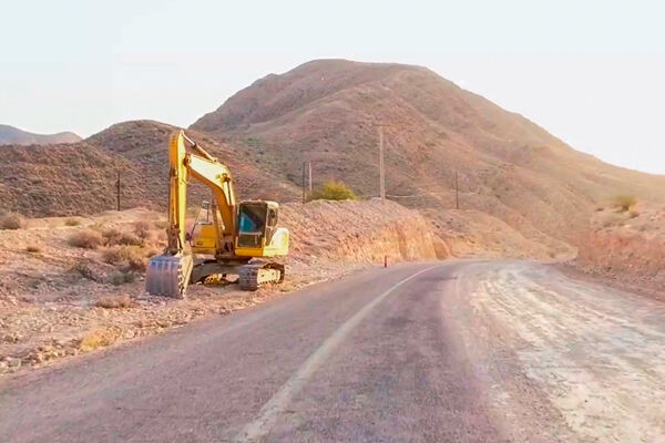 جاده روستای دنگز لارستان با مشارکت خیرین راهساز بهسازی می‌شود