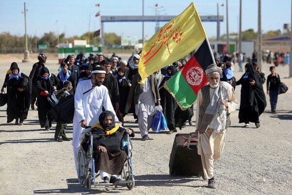 اتوبوس های افغانستان زائران اربعین این کشور را تا مرز چزابه جابه‌جا می‌کنند