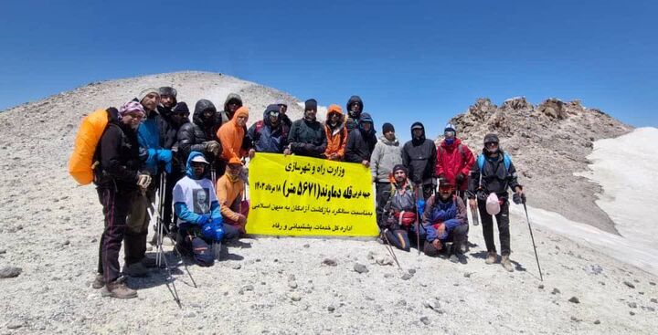 صعود جمعی از خانواده وزارت راه و شهرسازی به چکاد دماوند به مناسبت سالگرد ورود آزادگان کوهنوردی