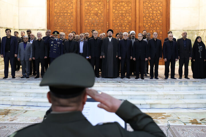 تجدید میثاق وزیر راه و شهرسازی به همراه هیئت دولت چهاردهم با آرمانهای امام خمینی(ره)