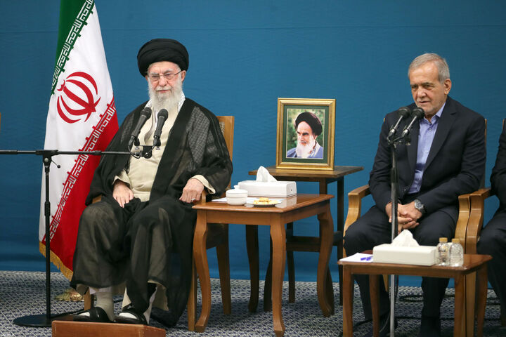 دیدار وزیر راه و شهرسازی و دیگر اعضای هیئت دولت با رهبر معظم انقلاب
