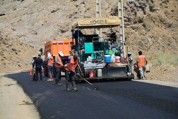 ببینید|گزارش تصویری از  عملیات لکه گیری و روکش آسفالت محور آتشگاه -خوراس- دروان از توابع شهرستان کرج توسط راهداری البرز