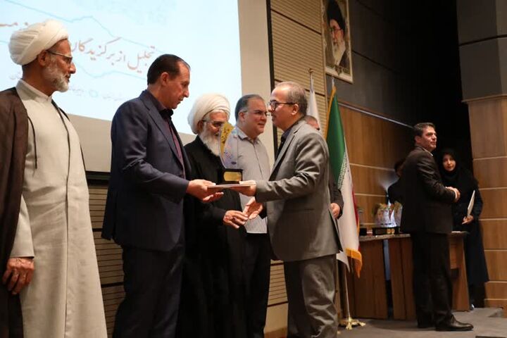 اداره کل راه و شهرسازی استان زنجان در جشنواره شهید رجایی به عنوان «دستگاه برگزیده استان» انتخاب شد تقدیر