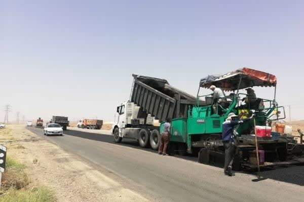 ویدئو | مستندی از اجرای روکش آسفالت محور روستایی رازقان به دوزج در شهرستان زرندیه آسفالت اراک