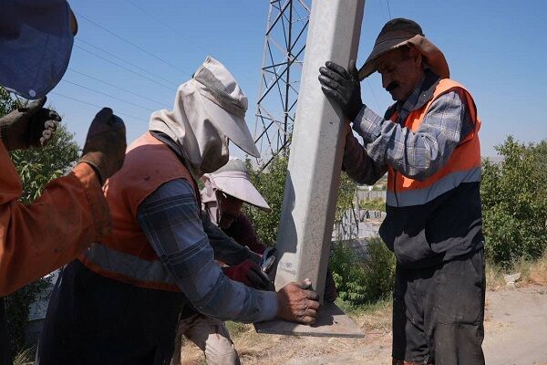 ویدیو|عملیات نصب روشنایی در محور ملایر به اراک به منظور ارتقای ایمنی و رفع نقاط حادثه خیز(استان همدان)