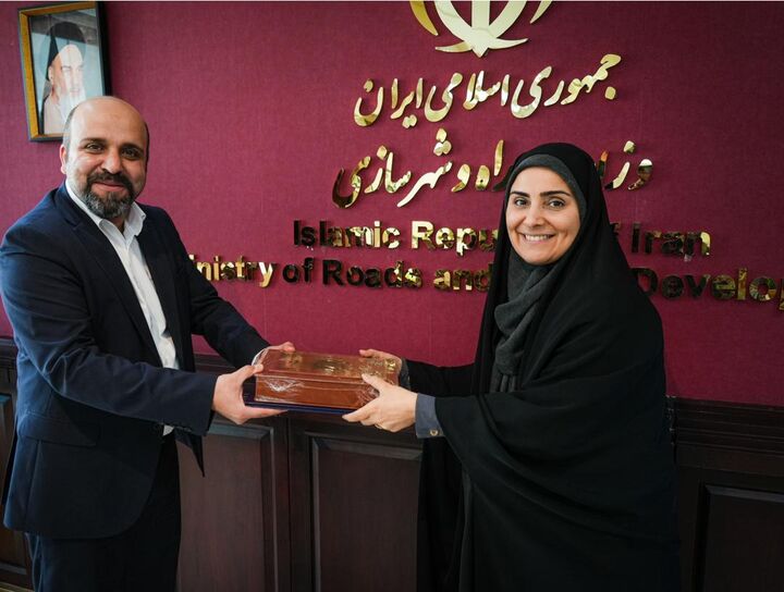 تکریم وزیر راه و شهرسازی از رئیس سابق مرکز ارتباطات و اطلاع رسانی قربانی