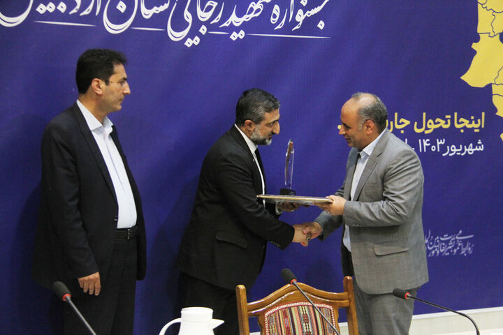 تجلیل از اقدامات راه و شهرسازی استان اردبیل در اجرای طرح نهضت ملی مسکن از اقدامات شاخص و برجسته راه و شهرسازی استان اردبیل در اجرای طرح نهضت ملی مسکن تجلیل شد