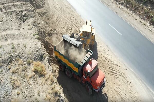 ویدئو|عملیات ترانشه برداری مقطعی به منظور رفع نقاط حادثه خیز در ابتدای محور همدان به ملایر کیلومتر 5