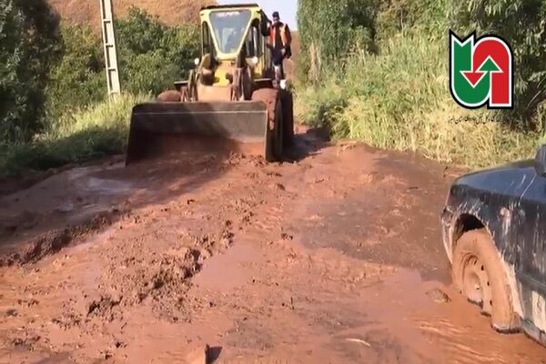 ویدیو|پاکسازی محور روستایی جوستان به ناریان که براثر بارش شدید باران