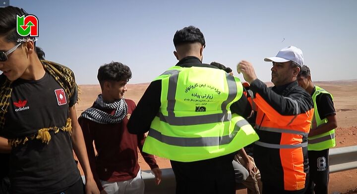 ۹۵۰ میلیارد ریال اعتبار برای ایمنی زائران پیاده در خراسان رضوی هزینه شد اهداء جلیقه و اقلام ایمنی