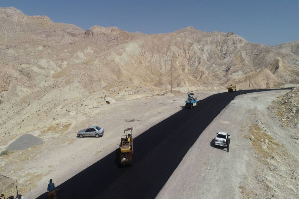 پیشرفت ۷۰ درصدی روکش آسفالت محور مهران-ملکشاهی؛ آیندهای ایمنتر برای رانندگان آسفالت