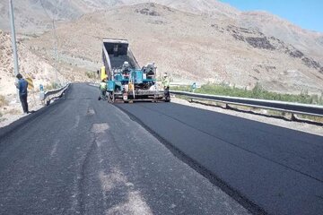 آغاز عمليات روكش آسفالت محور روستايی شهداد  -اندوهجرد در حوزه استحفاظی بخش شهداد استان کرمان