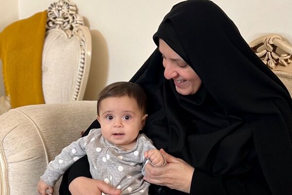 مشاور امور بانوان و خانواده با بانوی همکار وزارت راه و شهرسازی و کودک وی دیدار کرد سیدجوادی