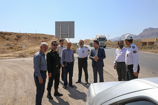 مسدودسازی و حذف ۵ راه دسترسی غیرمجاز مربوط به ارگانها، صنایع و معادن در محور یزد – طبس مسدود سازی راه های دسترسی غیرمجاز یزد