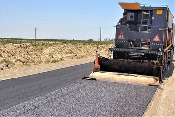 ویدیو| اجرای عملیات آسفالت حفاظتی یا چیپ سیل محور روستایی خاوه شمالی شهرستان دلفان