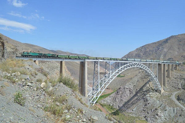رشد ۸۰ درصدی میزان حملونقل بینالمللی بار در راهآهن آذربایجان راه آهن آذربایجان