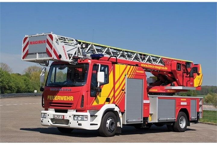 الحاق نخستین دستگاه خودروی بالابر آتشنشانی به ناوگان عملیاتی بندر بوشهر ماشین آتشنشانی