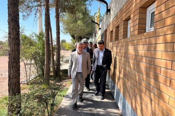 بازدید سرزده نماینده مردم کرمان و راور در مجلس از پایانه حمل ونقل کالای کرمان بازدید سرزده نماینده مردم کرمان و راور در مجلس شورای اسلامی از پایانه حمل ونقل کالای کرمان