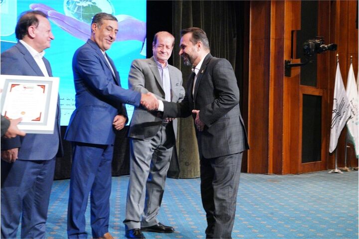 نشان عالی مسئولیت اجتماعی به سازمان بنادر و دریانوردی اهدا شد جایزه