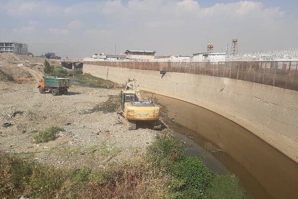 اجرای عملیات لایروبی مسیل رودخانه کن برای پیشگیری از آبگرفتگی سطوح پروازی فرودگاه مهرآباد رود کن