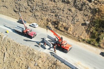 عملیات نصب حفاظ بتنی جهت ارتقاء ایمنی محور گنجنامه تویسرکان به طول 2 کیلومتر