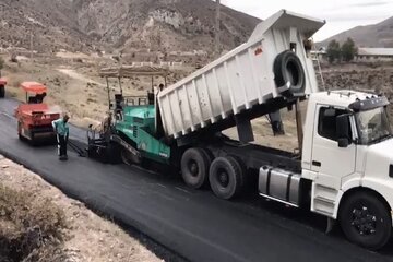 ویدیو|عملیات روکش آسفالت محور روستایی روشنابدر به انگه(حدفاصل انگه به کجیران) حوزه شهرستان طالقان