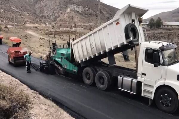 ویدیو|عملیات روکش آسفالت محور روستایی روشنابدر به انگه(حدفاصل انگه به کجیران) حوزه شهرستان طالقان