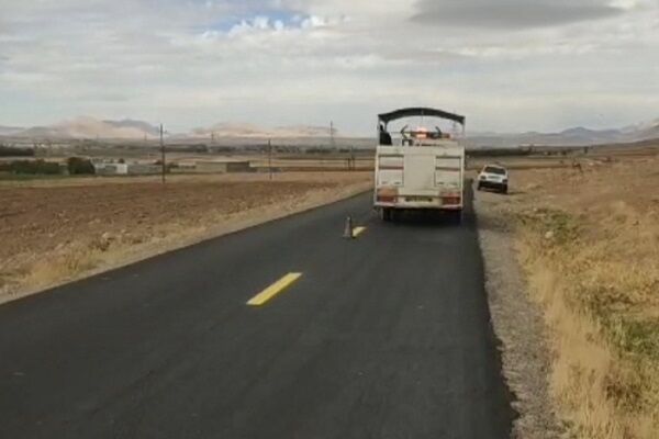 ویدیو| اجرای عملیات خط کشی در محور نورآباد- فیروزآباد خط کشی