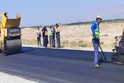 ببينيد | ارتقای كيفی سطح رويه آسفالتی جاده پلیاكريل اصفهان