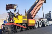 ببينيد | ارتقای كيفی سطح رويه آسفالتی جاده پلیاكريل اصفهان
