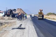ببينيد | ارتقای كيفی سطح رويه آسفالتی جاده پلیاكريل اصفهان