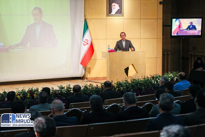 قانون رسیدگی به دارایی مقامات، مسئولان و کارگزاران در مجموعه وزارت راه و شهرسازی اجرا میشود ببینید| نشست معاونت توسعه مدیریت و منابع با عنوان مدیران مشمول ثبت اموال