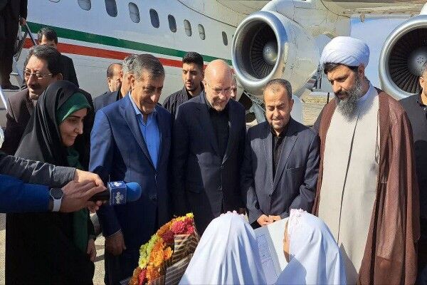 وزیر راه و شهرسازی به همراه معاون اجرایی رییسجمهوری و رئیس مجلس وارد فرودگاه طبس شد  طبس صادق