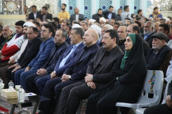برگزاری مراسم چهلم جانباختگان حادثه معدن طبس/ گفتوگوی چهره به چهره وزیر راه و شهرسازی با دختر یکی از جانباختگان معدن طبس مراسم