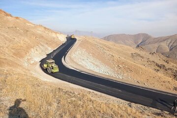 ببینید|آغاز عملیات اجرایی  ادامه روکش آسفالت محور روستایی امیرنان-کذلک