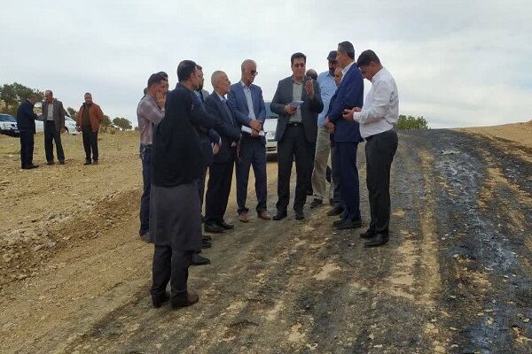 آغاز عملیات آسفالت محور روستایی خارزار بخش پاپی شهرستان خرم آباد بازدید