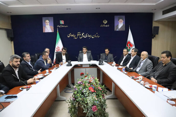پیشنهاد ایجاد کارگروه مشترک عملیاتی بین وزارت صمت و سازمان راهداری برای رسیدگی به مشکلات واردات ناوگان اتوبوس بهرامی نیا جلسه