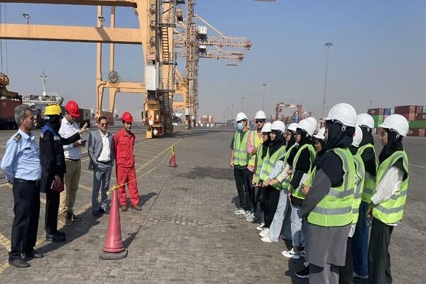 جمعی از دانشجویان علوم پزشکی هرمزگان از بندر شهیدرجایی بازدید کردند بندر شهید رجایی