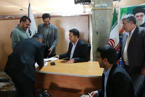 میز خدمت  راه و شهرسازی کهگیلویه و بویراحمد در نماز جمعه یاسوج برپا شد میز خدمت