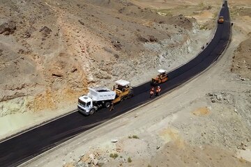 عملیات احداث و آسفالت در محور روستایی بشرویه- چاهنو استان خراسان جنوبی