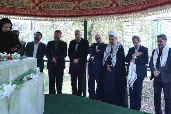 آیین غبارروبی و عطر افشانی مزار شهید گمنام در دانشکده صنعت هوایی غبار روبی