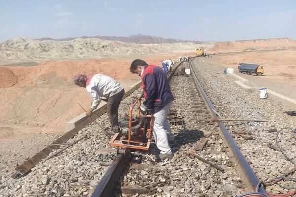 تعویض ۳۵۰ شاخه ریل در محور طبس- جندق برای افزایش ایمنی و سرعت قطارها تعویض ریل