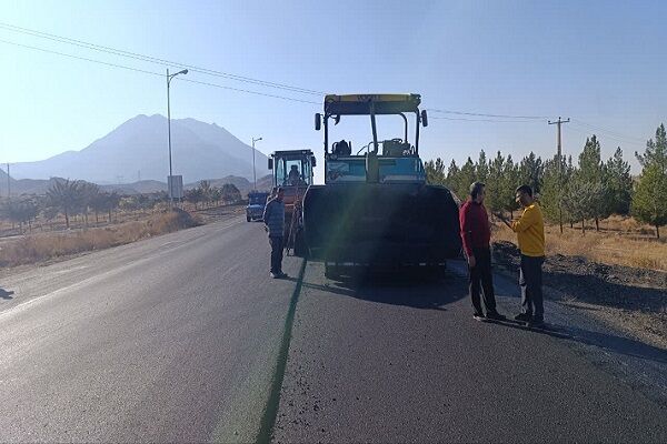 انجام ٣٣ کیلومتر روکش آسفالت در محورهای مواصلاتی شهرستان بروجرد در لرستان  بازدید میدانی امیر عمیدی مدیر کل راه و شهرسازی شرق استان سمنان (شاهرود )از پروژه روکش آسفالت محور اصلی میامی _سبزوار
