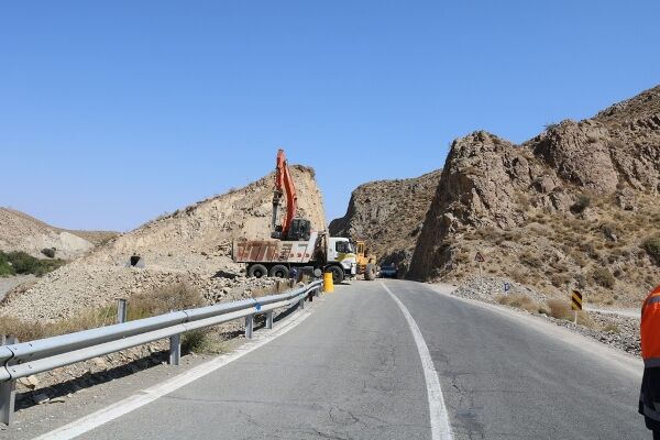 اصلاح نقطه حادثه خیز سعادت آباد محور کرمان- باغین در دستور کار راهداری قرار گرفت اصلاح نقطه حادثه خيز سعادت آبادمحور كرمان- باغين در دستور كار راهداری قرارگرفت