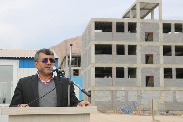 ساخت ۲۸۰ واحد مسکونی مددجویی و طرح نهضت ملی در شاهرود بازید جمعی از متقاضیان طرح نهضت ملی مسکن پروژه ۹۲۸ واحدی قرارگاه امام حسن مجتبی(ع) در بلوار خاوران شاهرود با حضور امیر عمیدی مدیرکل راه و شهرسازی شرق استان سمنان (شاهرود) و علی محمد ذوالفقاری مدیر کل کمیته امداد امام خمینی (ره)