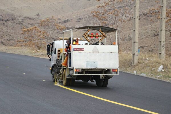 اجرای ۱۹۰ کیلومتر خط ترافیکی در بزرگراه دلیجان - اصفهان  ببینید|عملیات خط کشی محور آتشگاه توسط راهداری استان البرز