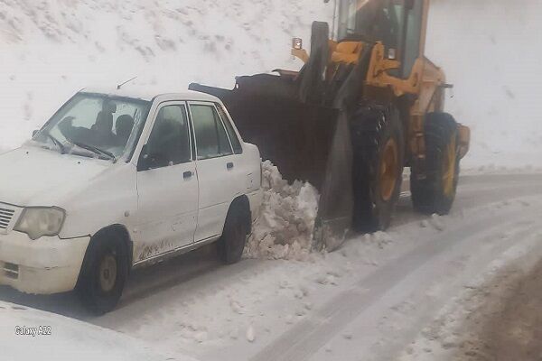 امداد رسانی به خودروهای گرفتار در برف استان چهارمحال وبختیاری