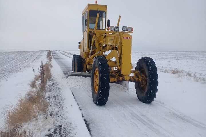 راهداران در محورهای کوهستانی شرق استان سمنان در حالت آماده باش درآمدند برفروبی