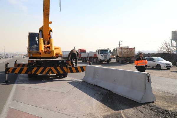 آغاز عملیات نصب نیوجرسیهای جدید در محور سفیددشت _ زرینشهر استان چهارمحال و بختیاری ببینید|عملیات جایگزینی نیوجرسی مفصلی با گاردریل های حاشیه  آزادراه کرج-تهران